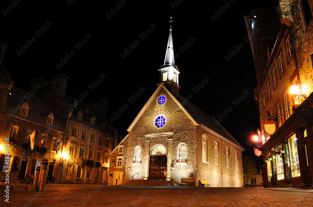 Obraz premium View of the old Quebec City at night. Canada.