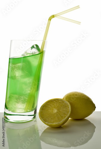 cocktail in schrägem glas und zitronen