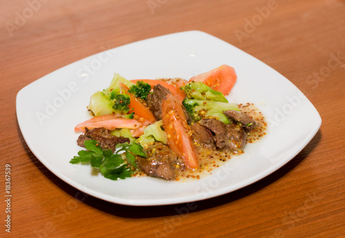 Warm salad with broccoli and hen's liver