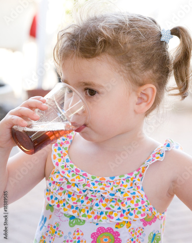 bambina che beve una bibita