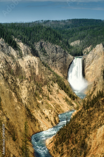 Gewaltiger Wasserfall in der Wildnis Wyomings