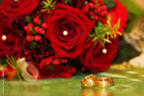 Hochzeitsringe und rote Rosen zu weihnachten als Geschenk