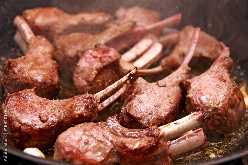 Lammkotlett in heißer Pfanne Lammkotlett in heißer Pfanne