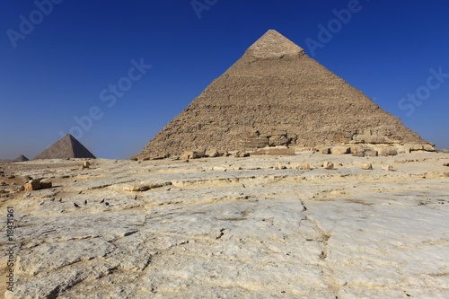les trois pyramides