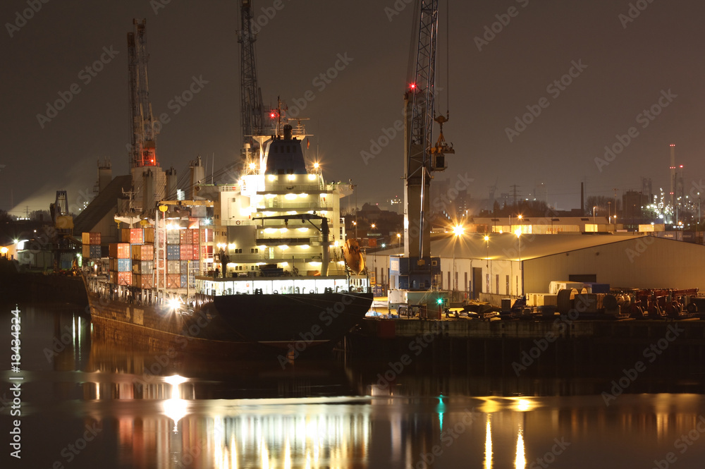 schiff-wird-nachts-im-hafen-beladen-stock-foto-adobe-stock