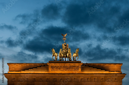 Brandenburger Tor mit Quadriga zur Blauen Stunde photo