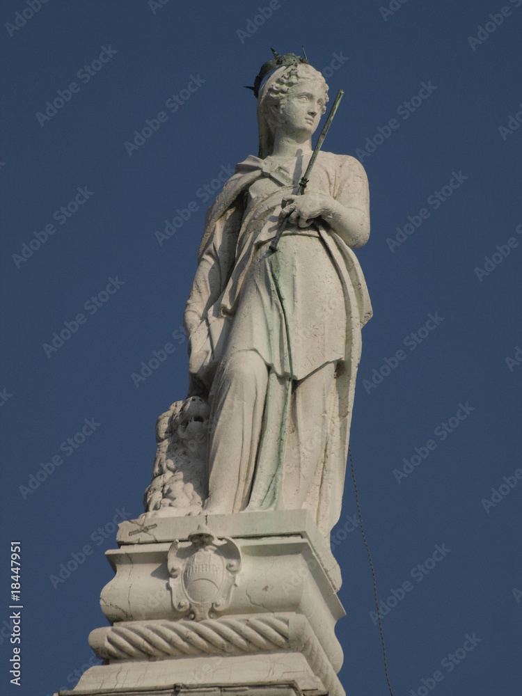 Escultura de la Justicia en el Palacio Ducal de Venecia