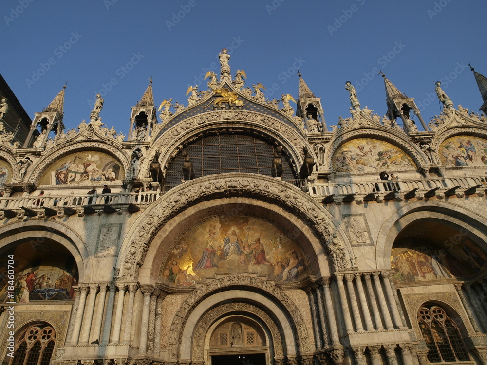 Portada de la basílica de San Marcos en Venecia al atardecer