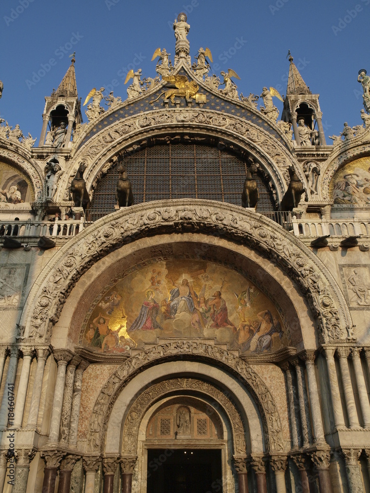 Portico de San Marcos gótico-románico en Venecia