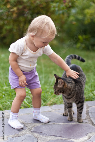 petite fille et chat