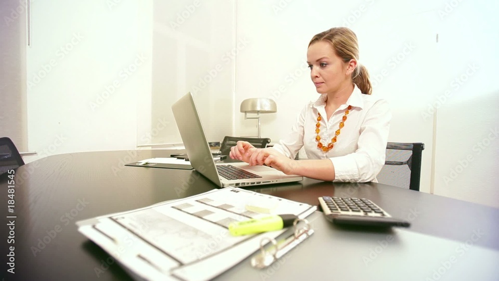 junge frau bei der arbeit im büro 02