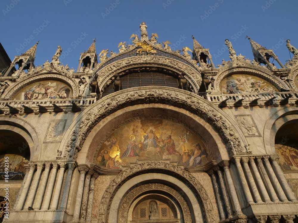 Atardecer sobre la Basílica de San Marcos en Venecia