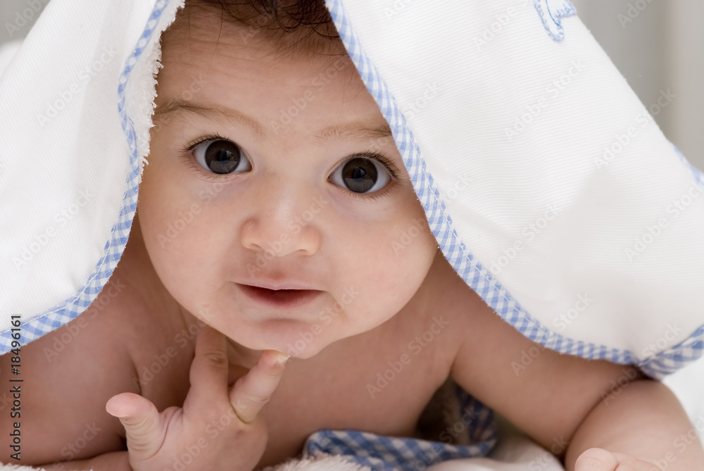 Mejorar Ejemplo Dime Bebé bajo el albornoz. Stock Photo | Adobe Stock