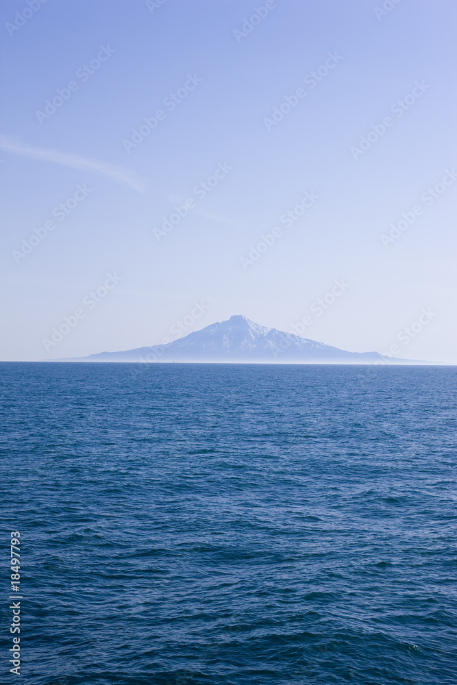 海に浮かぶ山