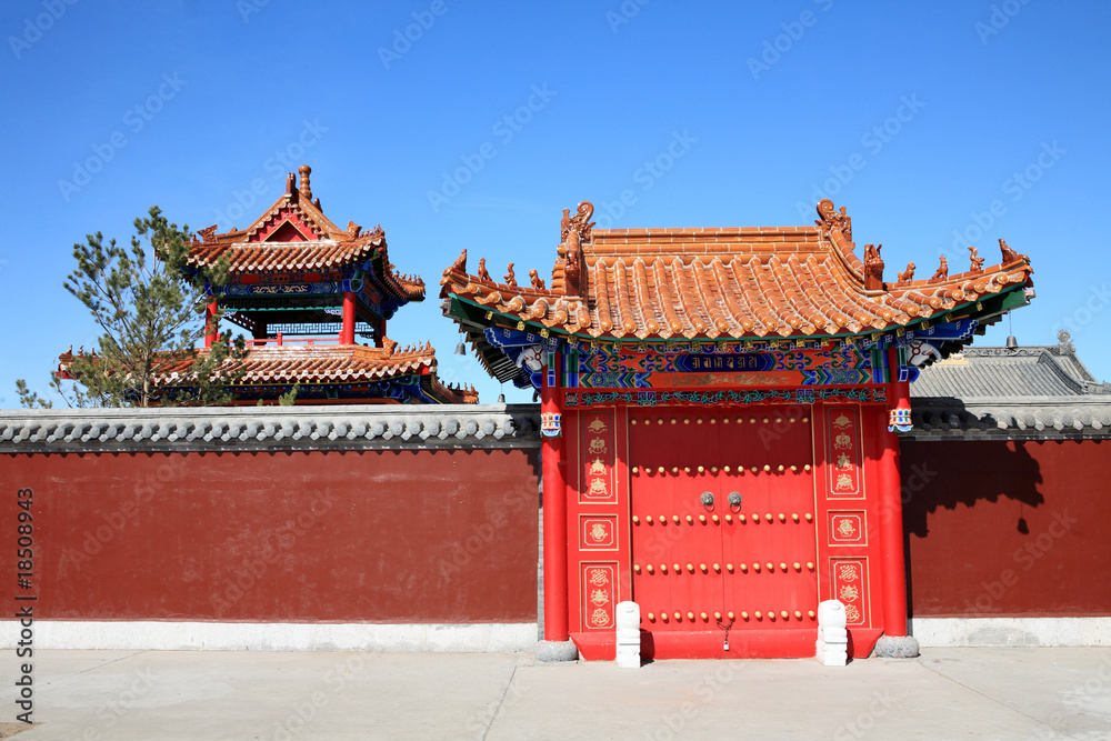 Naklejka premium Under the blue sky temple