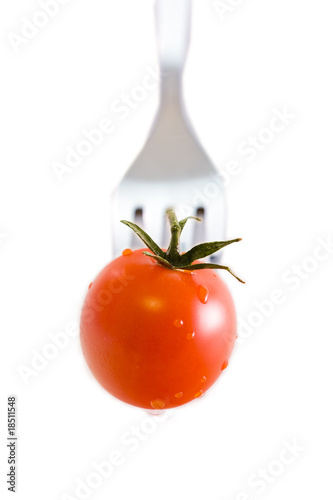 tenedor o cubierto pinchando el tomate