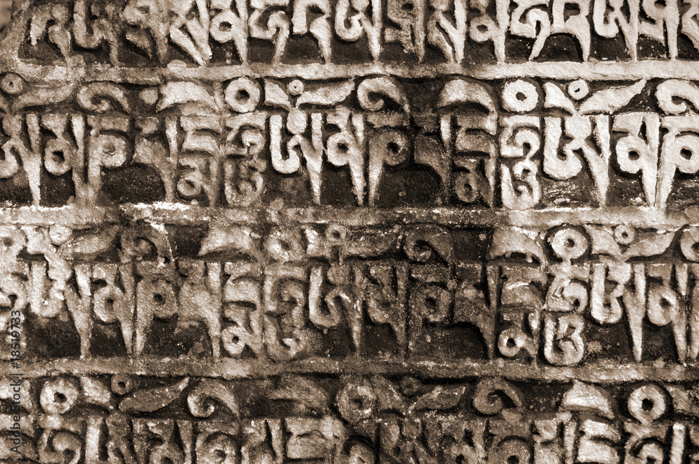 Mantras auf einem Mani-Stein, Himalaja