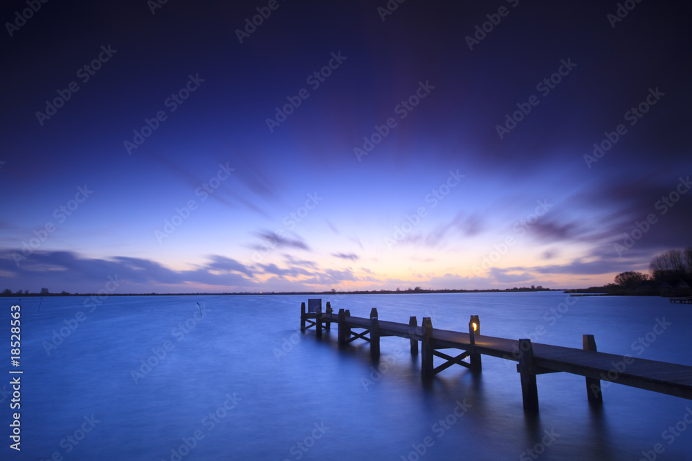Fototapeta premium A tranquil sunset over a lake in the Netherlands