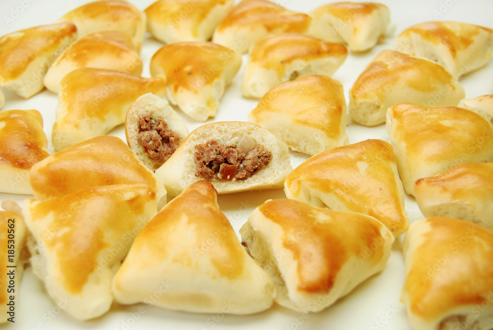 mini esfihas de carne espalhadas mini esfihas de carne espalhadas