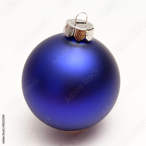 blaue weihnachtskugel
