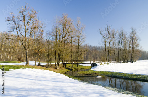 Paesaggio invernale con ponticello photo