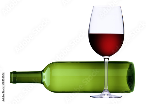 Rotweinglas und Rotweinflasche
