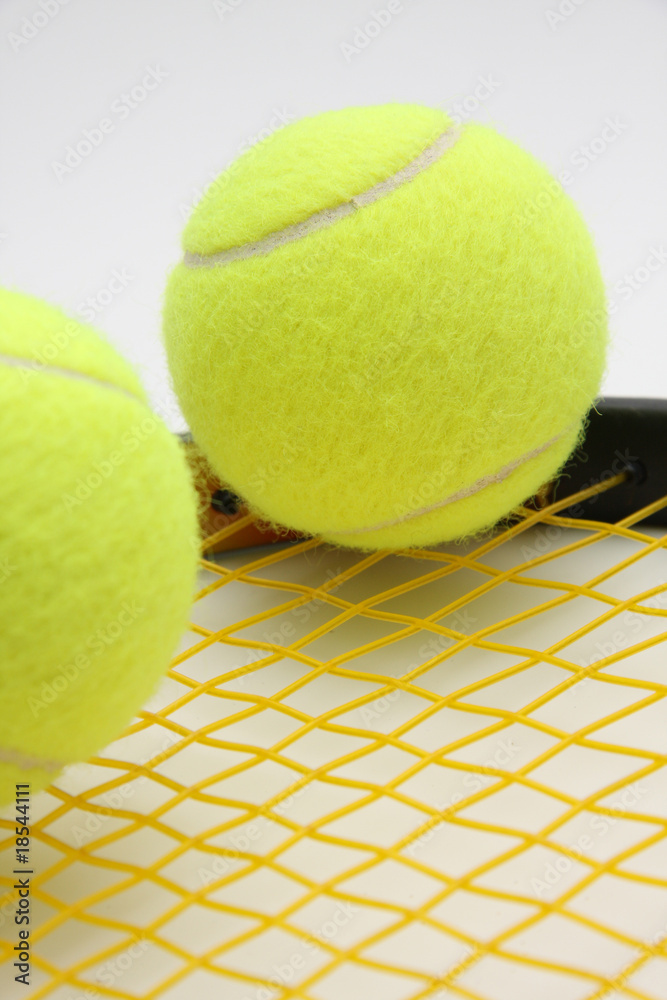 Tennisschläger mit Tennisbällen