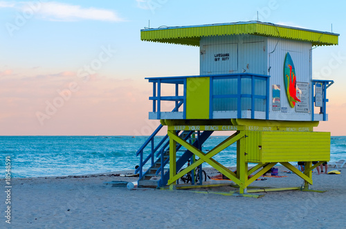 Lifeguard Shelter in Miami © tomalu