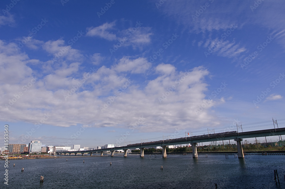京葉線と運河と青空