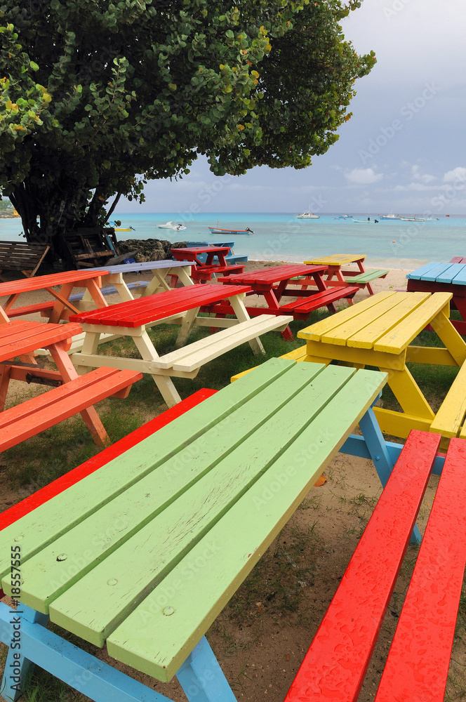 Tavoli colorati in spiaggia