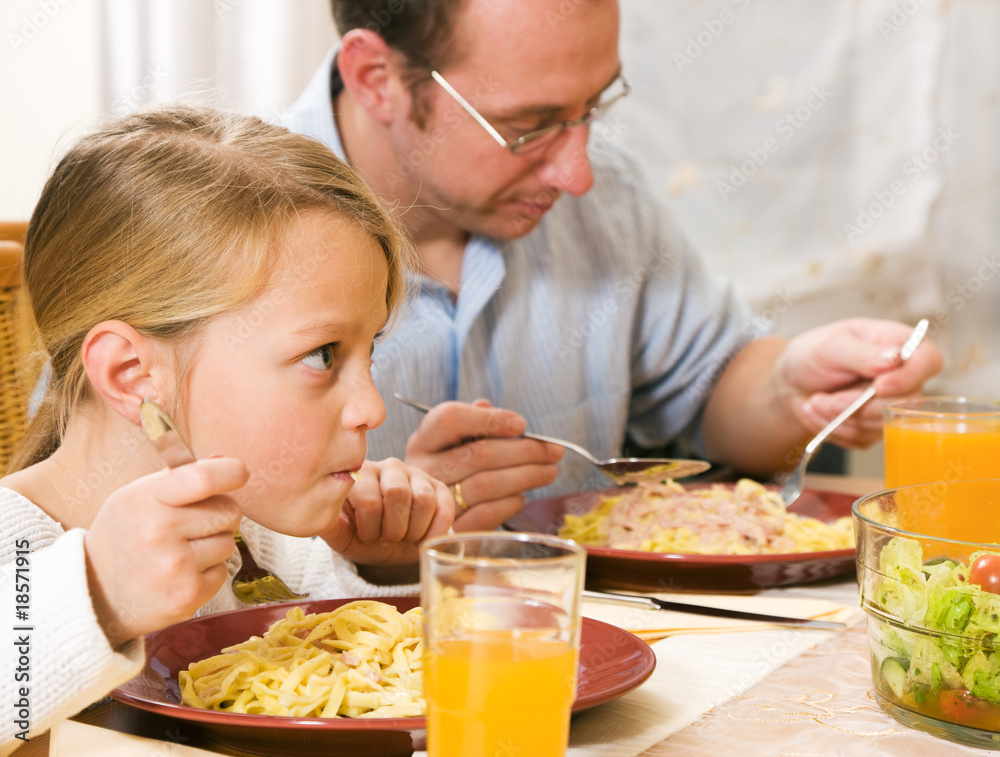 Familie ißt gemeinsam