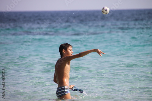 Ball spielen im Meer