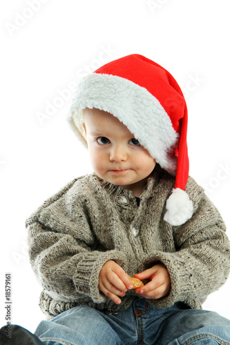 kleiner junge mit weihnachtsmütze