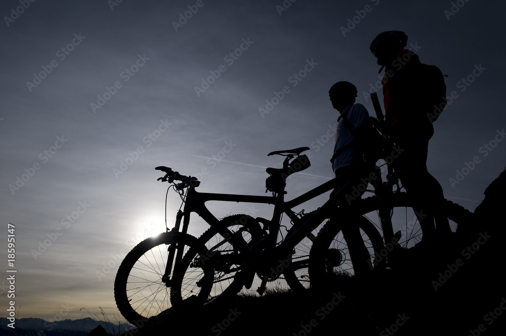 Naklejka premium Mountain biker genießen die Abendstimmung auf Südtirols Bergen