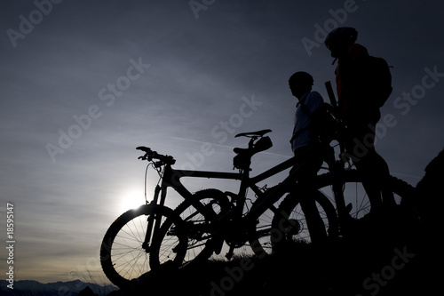 Mountain biker genießen die Abendstimmung auf Südtirols Bergen photo