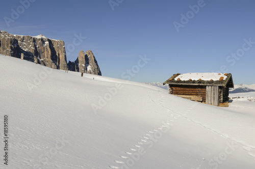 Fototapeta Naklejka Na Ścianę i Meble -  Almhütte im Winter in Südtirol