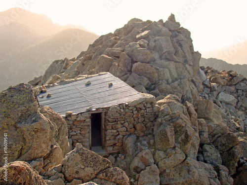 Abri en montagne, au sommet du Monte Rotondo (Corse)