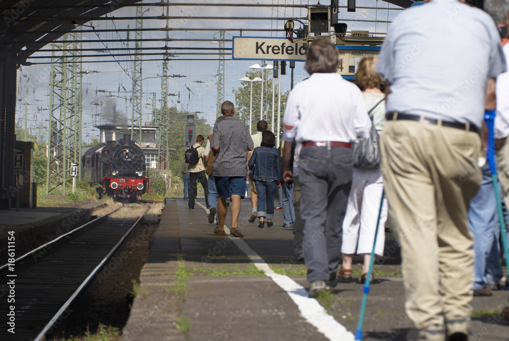 Dampflok fährt in den Bahnhof ein Dampflok fährt in den Bahnhof ein
