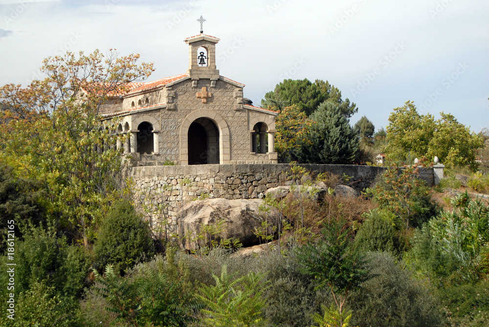 Ermita en el valle de Iruelas