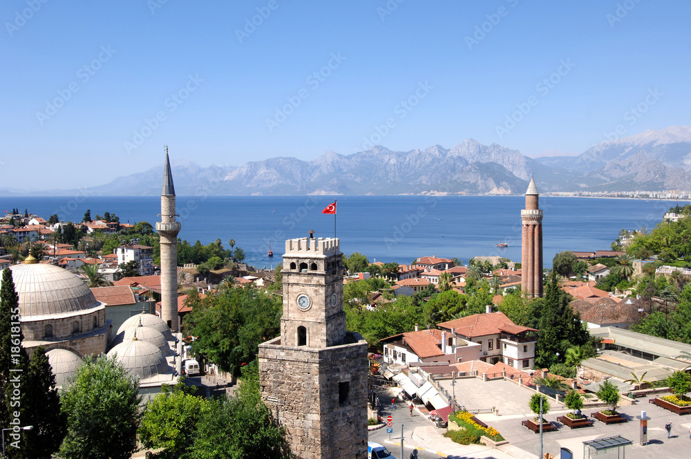 Obraz premium bliska strzał z wieży zegarowej i minaretu w Antalyi