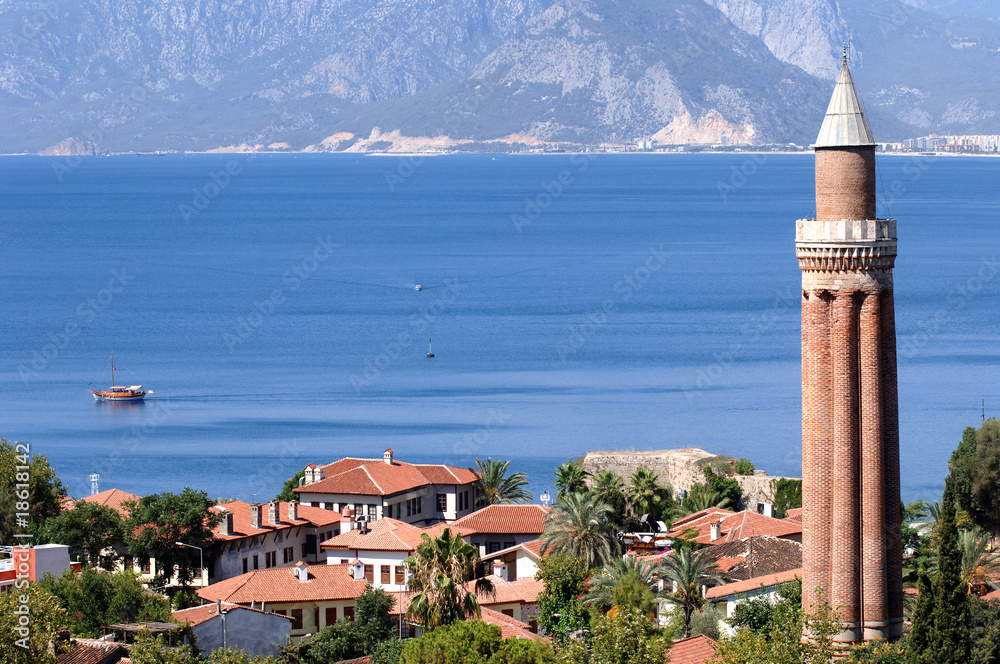 Fototapeta premium bliska strzał minaretu Yivli w Antalyi, Turcja