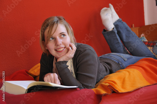 Teenager in ihrem Zimmer