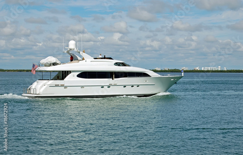 White Motor Yacht on the Florida Intercoastal Waterway © Wimbledon