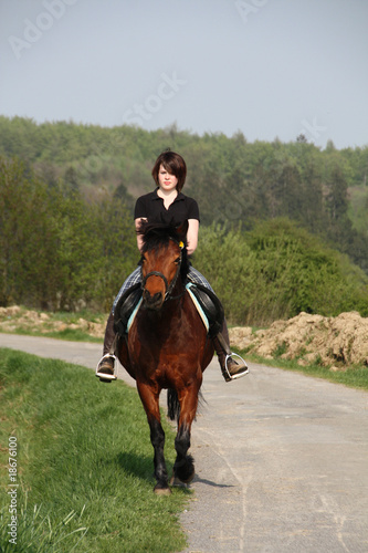 Teenager reitet auf Pony © Antje Lindert-Rottke