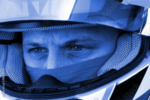 regard concentré d'un pilote de course automobile © Christophe Fouquin