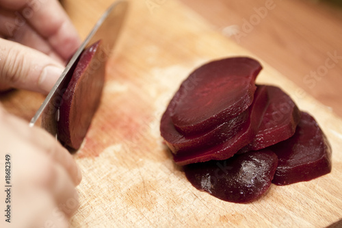 Rote Bete wird geschnitten