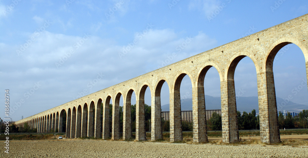 Puente de los 100 ojos, acueducto romano, Noain, Navarra.