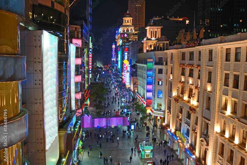 Naklejka premium China Shanghai pedestrian Nanjing road at night