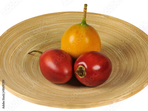 Obstteller mit Tamarillos und einer Granadilla photo