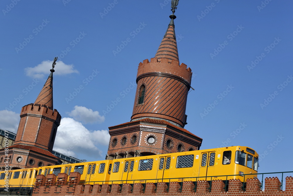 Fototapeta premium Oberbaumbrücke mit U-Bahn